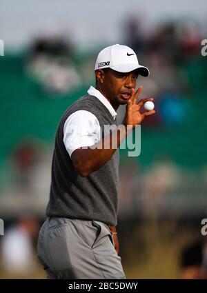 Tiger Woods des États-Unis reconnaît la foule le 17 Banque D'Images