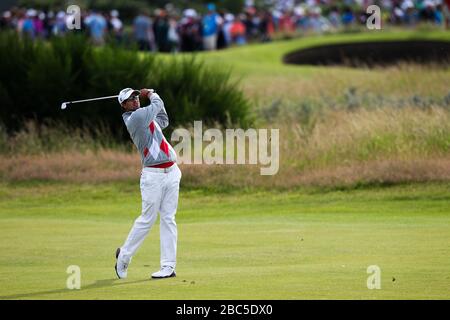 Adam Scott d'Australie joue son approche tourné vers le 16 Banque D'Images