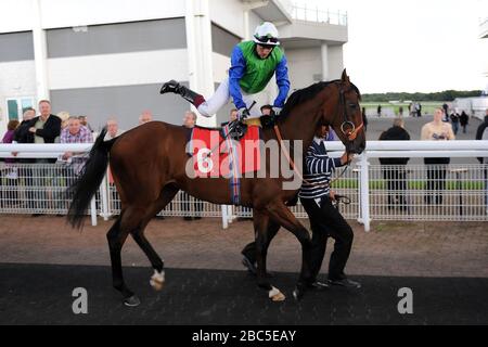 Jockey Kieren Fallon monte son tour Whipper's Boy dans l'anneau de parade avant les fermes de Stallion irlandais E.b.F. Prises de jeune fille Banque D'Images