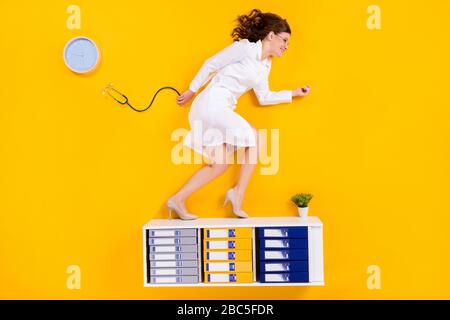 Haut au-dessus de l'angle élevé vue pleine longueur profil côté photo expert femme doc plateau de course premiers soins coronavirus infection patients flatlay tenir médical Banque D'Images