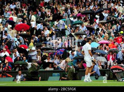 Roger Federer, Suisse, part après que la pluie commence à tomber lors de la finale masculine contre Andy Murray, Grande-Bretagne Banque D'Images