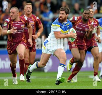 Tyrone McCarthy de Warrington Wolves traverse la défense des Huddersfield Giants Banque D'Images