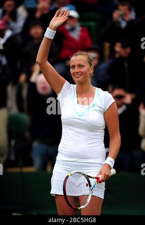 Petra Kvitova, de la République tchèque, s'est envolée devant la foule après avoir battu Francesca Schiavone, de l'Italie Banque D'Images