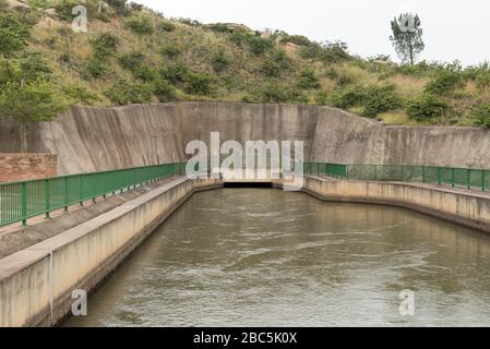 L'eau du barrage de Katse s'écoulant du tunnel à l'embouchure de la rivière Ash, près de Clarens Banque D'Images