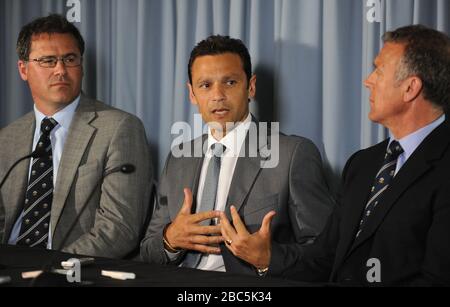 Mark Ramprakash (centre) annonce sa retraite du cricket de première classe. Banque D'Images