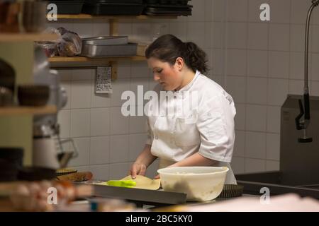 Cuisson dans « The Angel's Share », The Station, Richmond, North Yorkshire, Angleterre, Royaume-Uni Banque D'Images