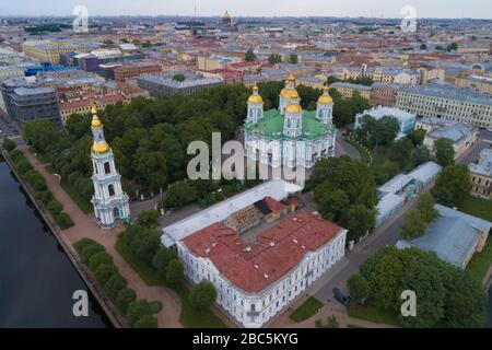 Vue sur la cathédrale Saint-Nicolas le jour nuageux de juillet (photographie aérienne). Saint-Pétersbourg, Russie Banque D'Images