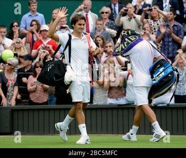 Roger Federer, de Suisse, se déferle de la foule après la victoire sur Fabio Fognini (à droite) Banque D'Images