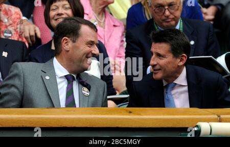 Le président du All England Club, Philip Brook (à gauche), parle avec le président du LOCOG, Lord Sebastian Coe, dans la Royal Box Banque D'Images