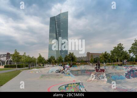 skatepark devant la Banque centrale européenne à Francfort-sur-le-Main, Allemagne Banque D'Images