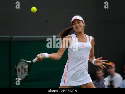 Ana Ivanovic de Serbie en action contre Kateryna Bondarenko de l'Ukraine Banque D'Images