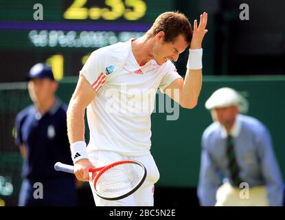 Andy Murray, de Grande-Bretagne, réagit lors de son match contre Ivo Karlovic, de Croatie Banque D'Images