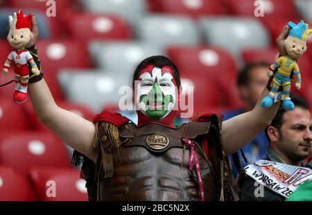 Un fan italien montre son soutien, dans les tribunes avant le lancement Banque D'Images