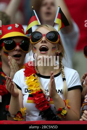 Un fan allemand montre son soutien, dans les tribunes avant le lancement Banque D'Images