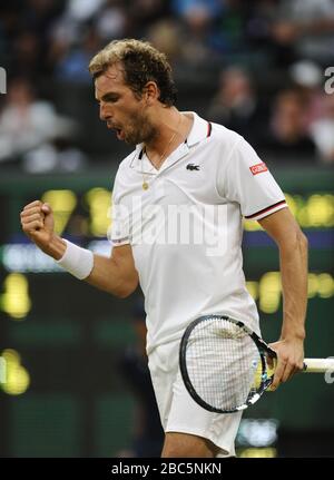 Julien Benneteau, France, célèbre la victoire du second set de Roger Federer, Suisse Banque D'Images