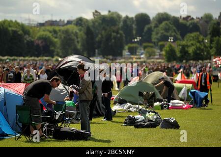 Les fans attendent avant le sixième jour des Championnats de Wimbledon 2012 Banque D'Images