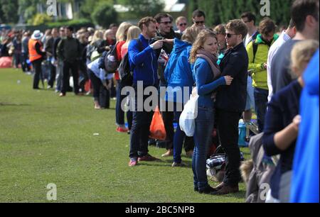 Les fans attendent avant le sixième jour des Championnats de Wimbledon 2012 Banque D'Images