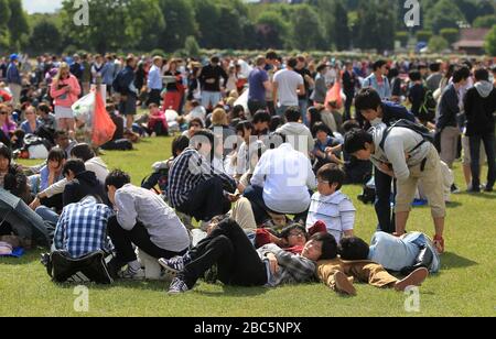 Les fans attendent avant le sixième jour des Championnats de Wimbledon 2012 Banque D'Images