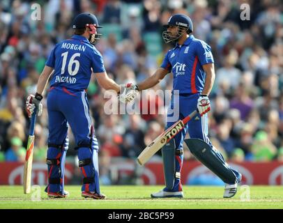 Ravi Bopara (à droite), en Angleterre, célèbre ses 50 avec Eoin Morgan (à gauche) Banque D'Images