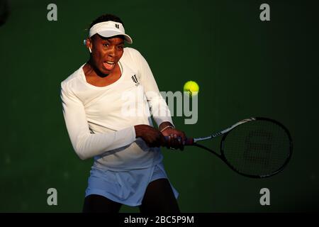 Vénus Williams des États-Unis en action dans son match double avec la sœur Serena contre Maria Kirilenko et Nadia Petrova en Russie Banque D'Images