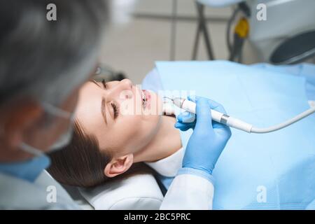 Le dentiste traite la photo de stock de la jeune femme Banque D'Images