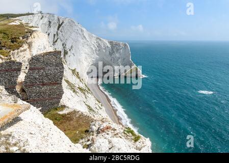 Vue sur les falaises de la baie de Scratchells depuis l'ancienne batterie Banque D'Images