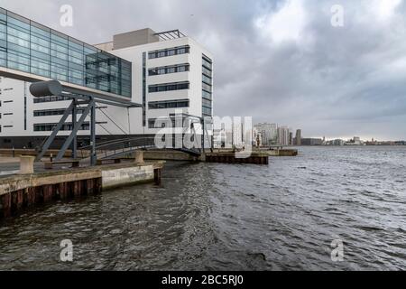 De nouveaux appartements branchés en bordure du Limfjord qui traverse le centre d'Aalborg, Danemark. Banque D'Images