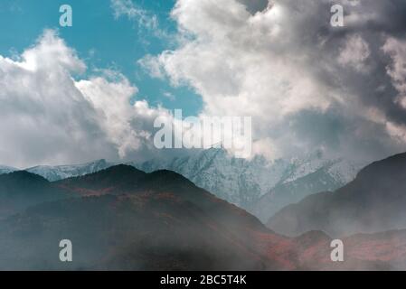 Ciel nuageux au-dessus du Mont Olympe en Grèce, temps foggy aux monts Olympus Banque D'Images