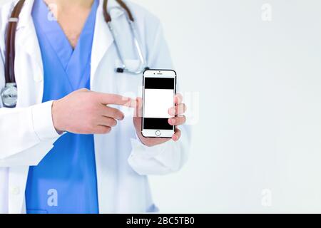 Gros plan sur le médecin homme pointant vers le smartphone Banque D'Images