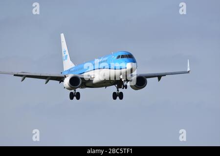 Un avion KLM (Royal Dutch Airlines) CityHopper en avion à l'aéroport international de Bristol Banque D'Images