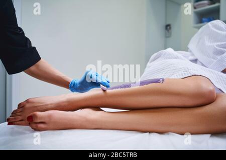 Femme qui fait du cirage dans le salon photo Banque D'Images