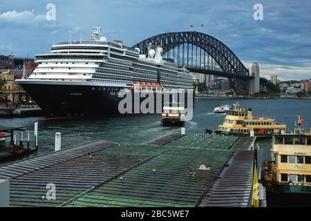 Noordam, Holland America Line bateau de croisière amarré au terminal passagers d'outre-mer, Circular Quay Sydney pendant la pandémie de Corona-19, 26 février 20 Banque D'Images