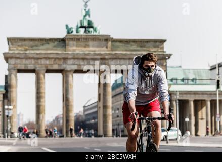 (200403) -- BEIJING, 3 avril 2020 (Xinhua) -- un cycliste est vu près de la porte de Brandenburger à Berlin, capitale de l'Allemagne, 28 mars 2020. (Photo de Binh Truong/Xinhua) Banque D'Images