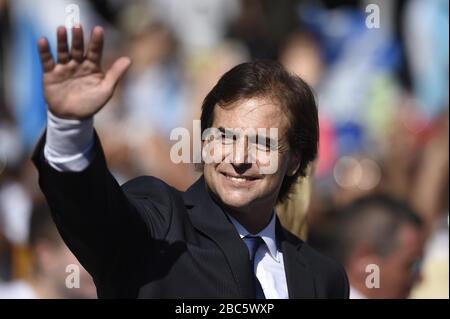 (200403) -- BEIJING, le 3 avril 2020 (Xinhua) -- le président élu de l'Uruguay, Luis Lacalle Pou, s'adresse à la foule lors de sa cérémonie d'inauguration, à Montevideo (Uruguay), le 1er mars 2020. (Photo de Nicolas Celaya/Xinhua) Banque D'Images