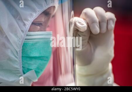 (200403) -- BEIJING, le 3 avril 2020 (Xinhua) -- le médecin Ye Qing éclate en larmes dans un hôpital de fortune à Wuhan, dans la province de Hubei en Chine centrale, le 8 mars 2020. (Xinhua/Xiao Yijiu) Banque D'Images