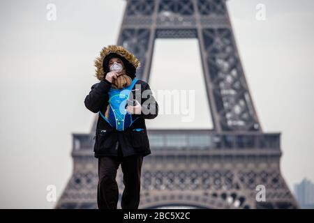 Pékin, France. 17 mars 2020. Un homme portant un masque de visage marche au Palais du Trocadéro à Paris, France, 17 mars 2020. Crédit: Aurelien Morissard/Xinhua/Alay Live News Banque D'Images
