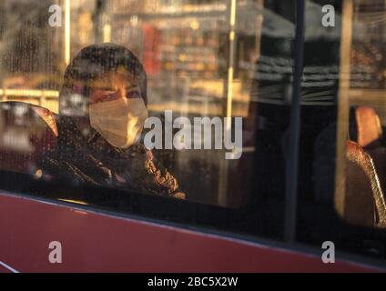 Pékin, Iran. 2 mars 2020. Une femme portant un masque facial est vue sur un autobus au milieu de la nouvelle épidémie de coronavirus à Téhéran, en Iran, le 2 mars 2020. Crédit: Ahmad Halabisaz/Xinhua/Alay Live News Banque D'Images