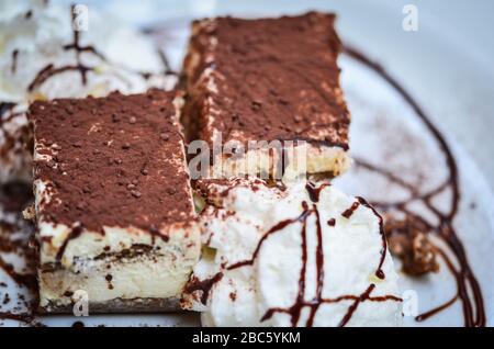 délicieux plat italien de tiramisu avec des ingrédients frais Banque D'Images