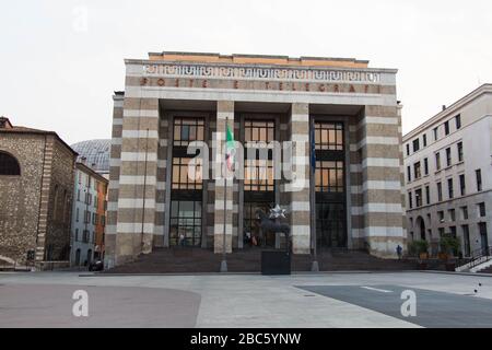 Brescia, Italie - 1er août 2018: Vue du bureau de poste principal sur la Piazza della Vittoria le 1er août 2018, Lombardie, Italie. Banque D'Images