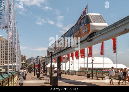 Un train monorail traversant le pont Pyrmont dans le port de Darling Banque D'Images