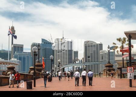 À proximité du pont Pyrmont à Darling Harbour avec la piste monorail visible Banque D'Images