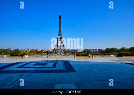 France, Paris, piste des droits de l'homme et la Tour Eiffel pendant le confinement de Covid 19 Banque D'Images