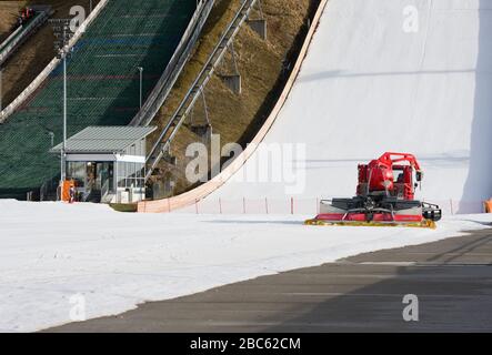 Garmisch Partenkirchen, Allemagne - 20 février 2020: Machine rouge pour la préparation des pistes de ski sur le stade olympique du sport d'hiver. Il était à l'origine buil Banque D'Images