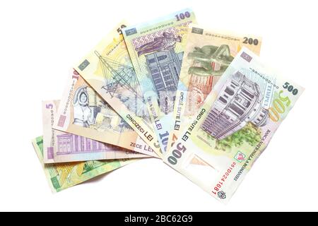 Nouveaux billets Leu roumains isolés sur blanc Banque D'Images