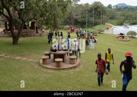 LILONGWE, MALAWI, AFRIQUE - 1er AVRIL 2018: Trois garçons vont du champ de l'herbe du barrage de Kamuzu II, où les adolescents africains ont parti Banque D'Images