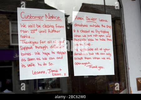 New Mills, Derbyshire le 3 avril. 2020 un avis dans une boutique de charité remerciant les clients de leur soutien et leur demandant de ne pas laisser d'articles à l'extérieur de la boutique jusqu'à ce qu'ils rouvrent quand la pandémie de coronavirus est terminée. Banque D'Images