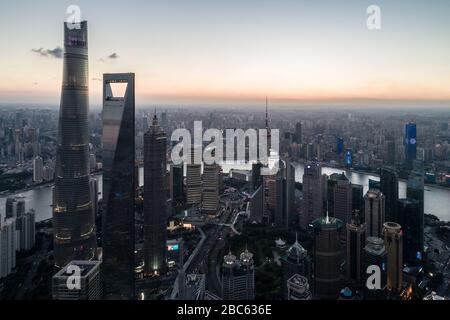 Shanghai, Chine - 18 juillet 2018 : vue aérienne de Lujiazui, Shanghai, au coucher du soleil Banque D'Images