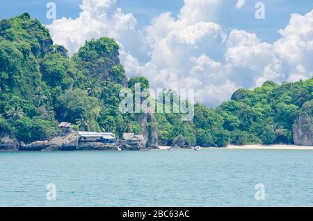 Maisons en bois construites sur des rochers dans la koh Maphrao à Chumphon, en Thaïlande. Banque D'Images