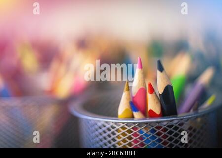 Beaux crayons de couleur avec fond noir flou et espace de copie Banque D'Images