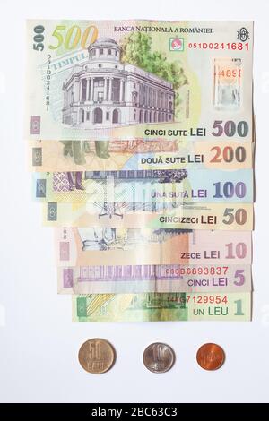 Nouveaux billets et pièces de monnaie roumains isolés sur blanc Banque D'Images